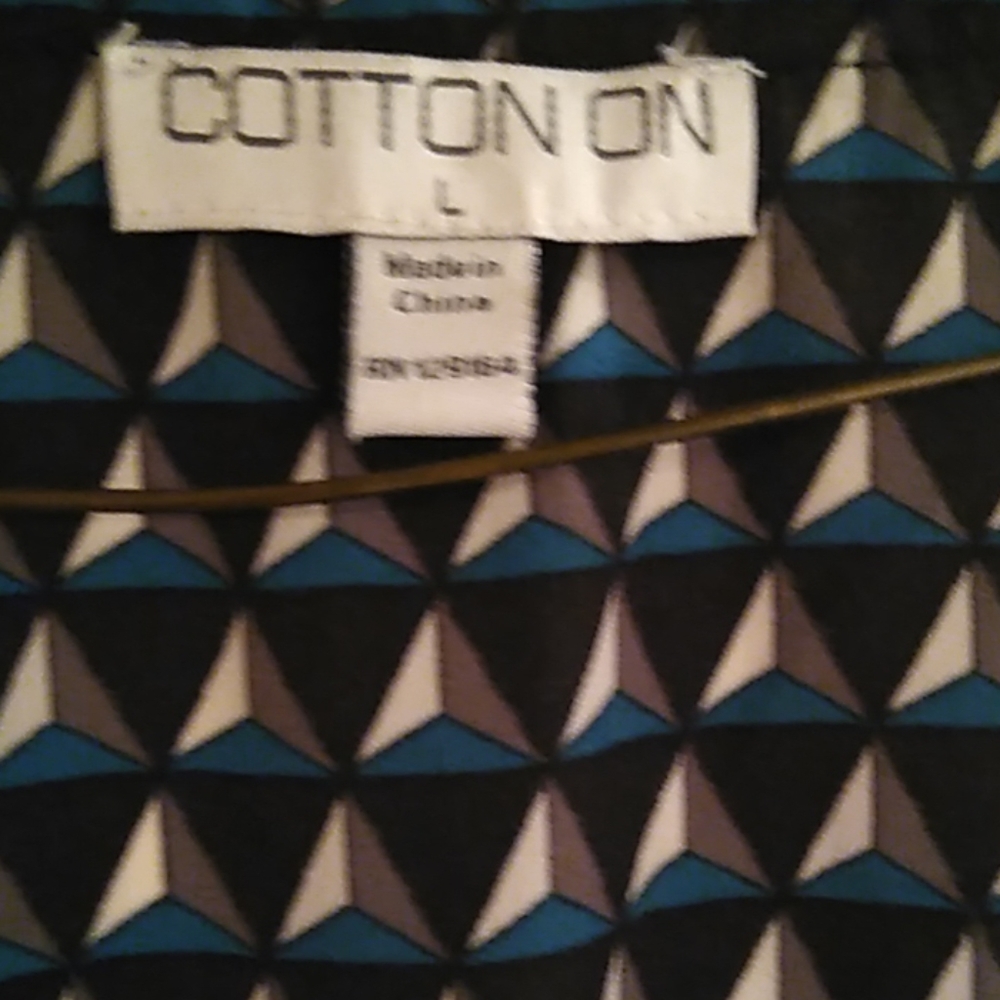 Triangular patterned dress - Picture 3 of 3